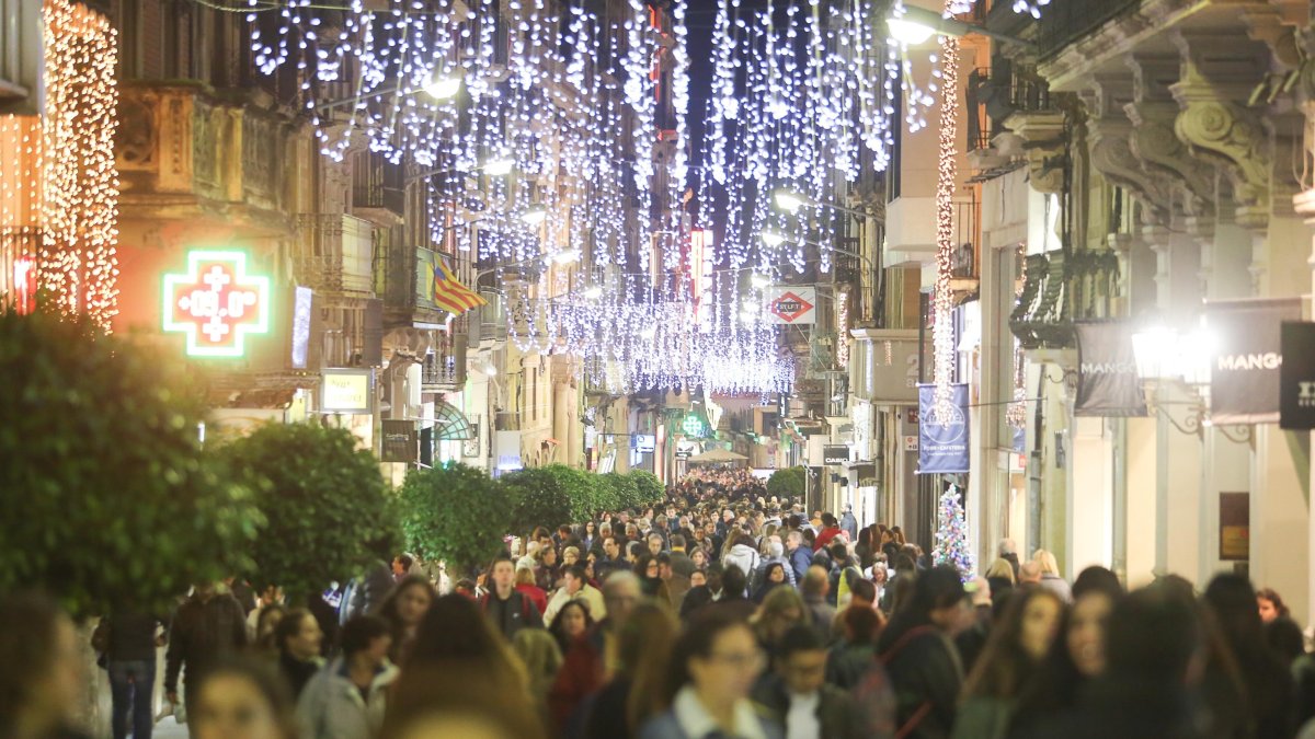 Imagen del alumbrado de Navidad instalado el año pasado en la calle Llovera.