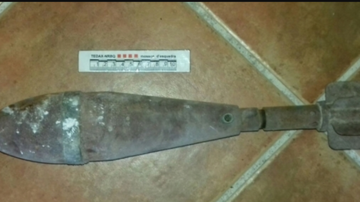 Imagen de la bomba encontrada en la maleta.