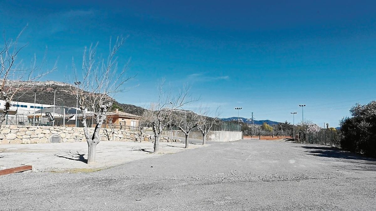 Imatge del solar on es preveu la construcció de les dues pistes de pàdel.