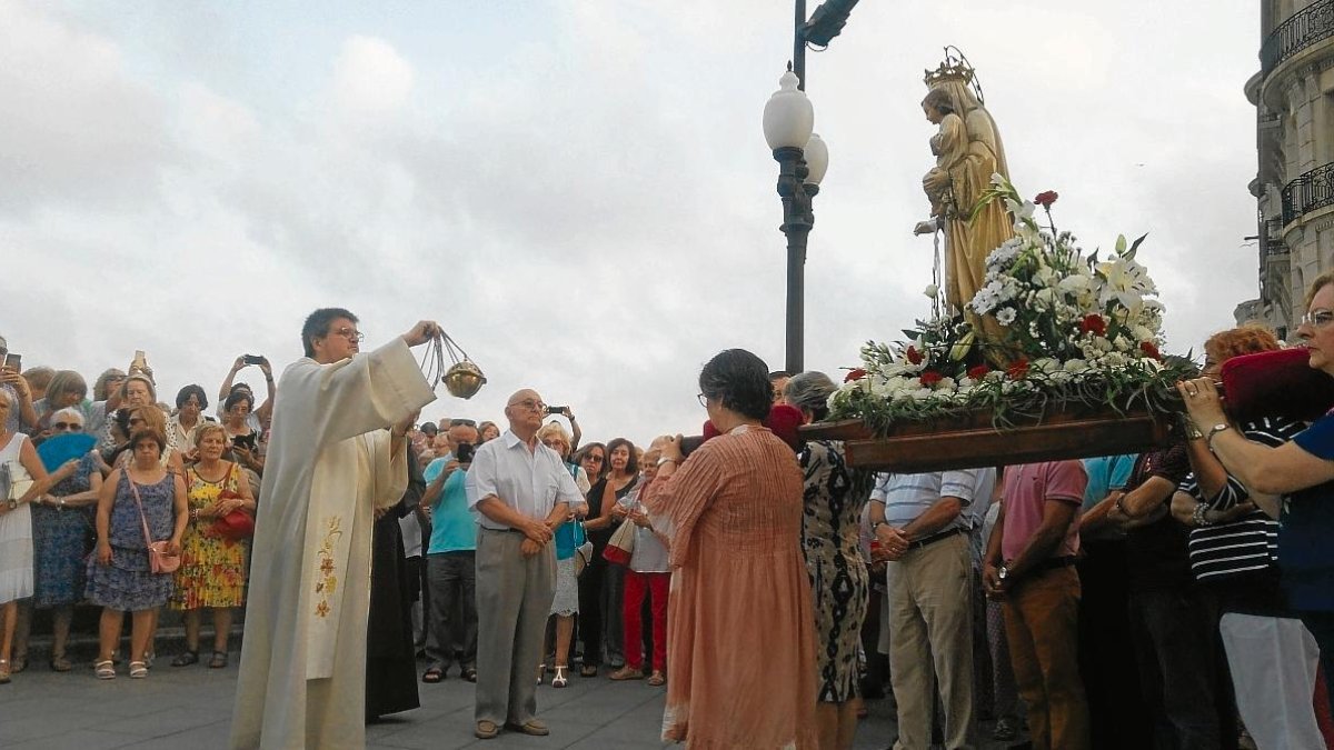 En el Balcó del Mediterrani se procedió a la bendición de la Mare de Déu y de las aguas.