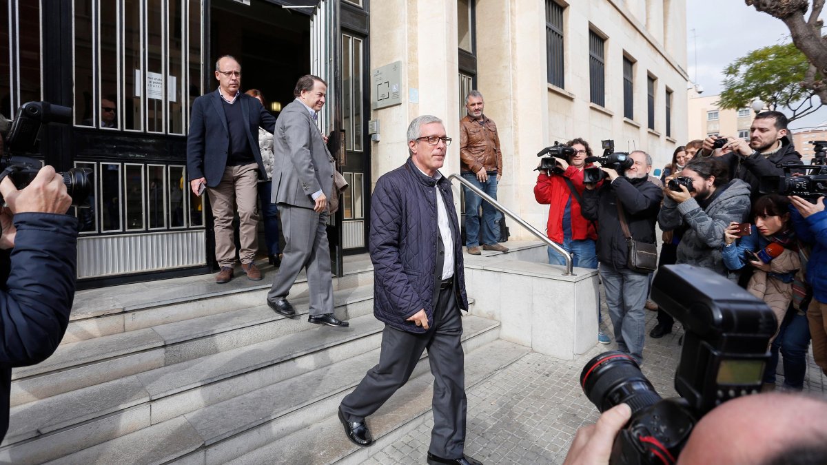 El alcalde Ballesteros saliendo de la puerta de la Audiencia de Tarragona en una imagen de archivo.