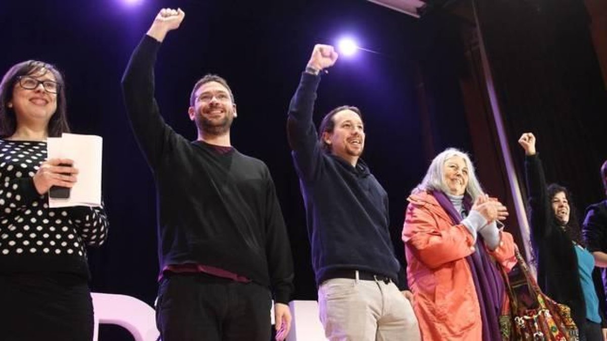 Noelia Bail, Albano Dante Fachin, Pablo Iglesias y Àngels Martínez