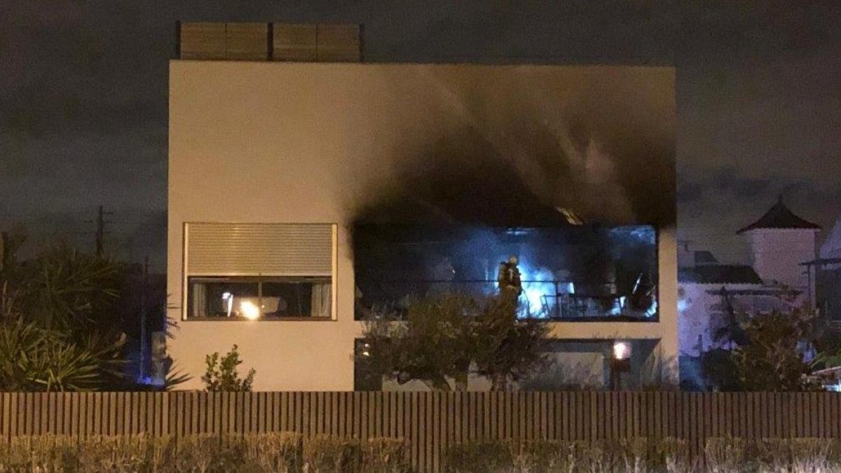 Las llamas han afectado todo el chalet de esta urbanización de Cambrils.