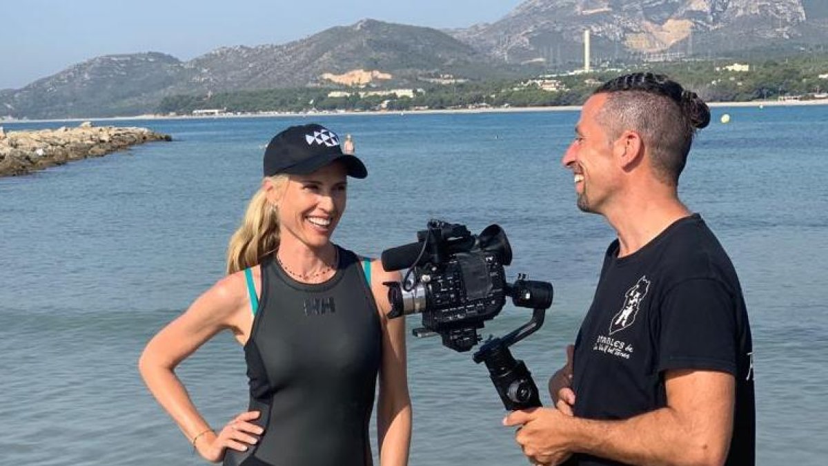 La modelo Judit Mascó rueda un programa de TV en l'Hospitalet de l'Infant