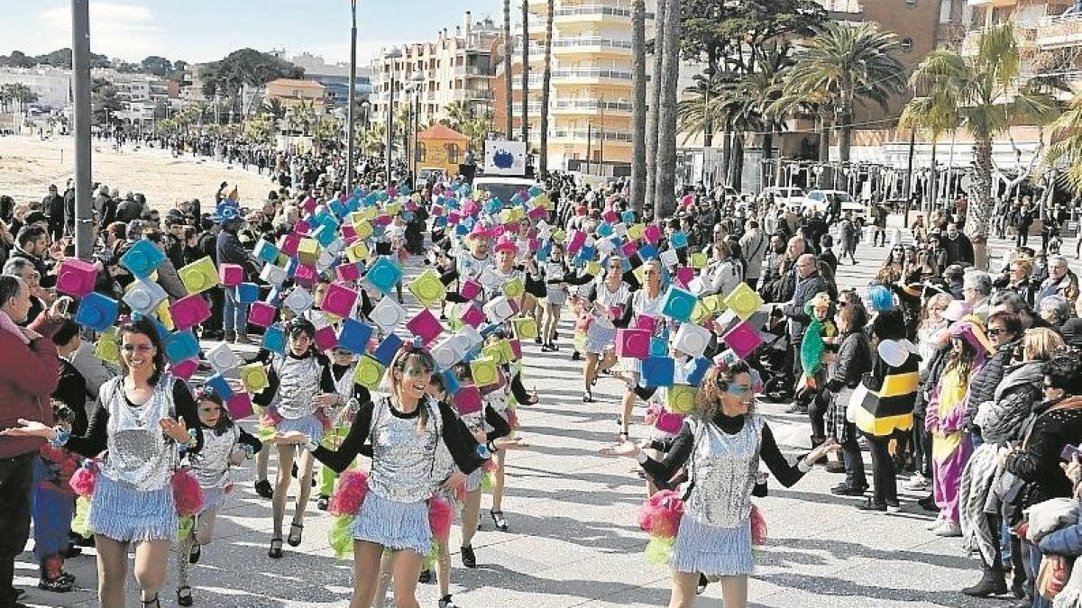 Hinchables, maquillaje y desfiles en el Carnaval de la costa