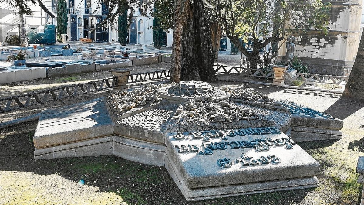 La tomba dels Pratdesaba és d’estil modernista.