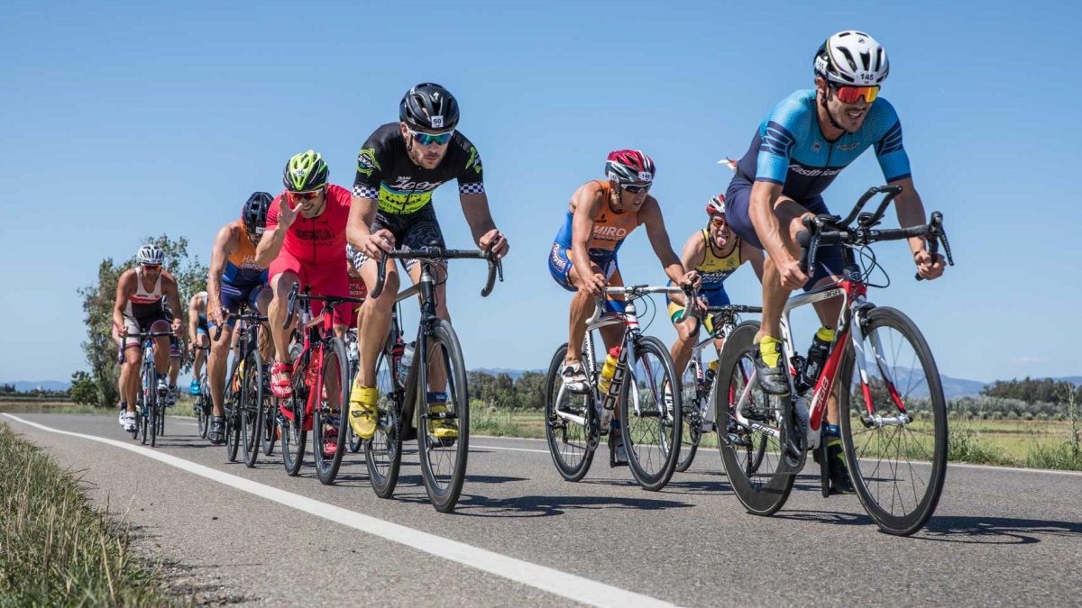 Algunos de los participantes en el Triatlón de Amposta.