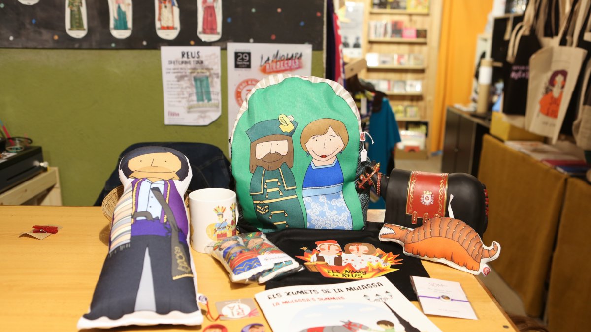 Al Batabat s’hi pot trobar tota mena d’objectes del Seguici Festiu.