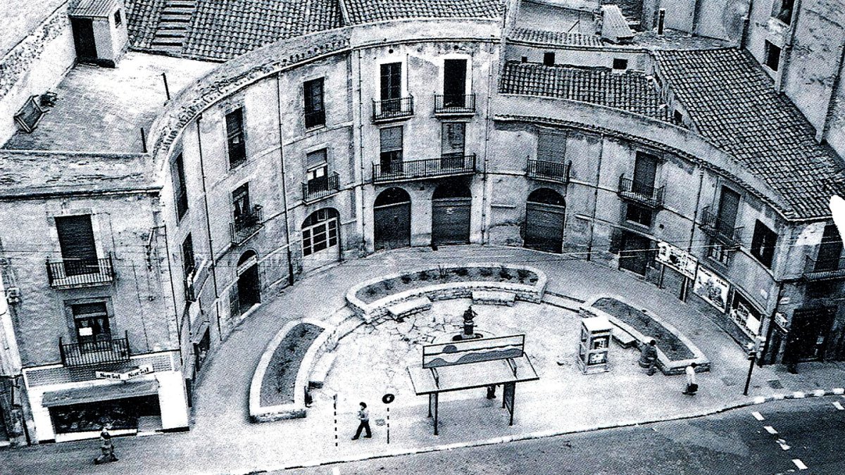 La plaza de la Mitja Lluna en una
