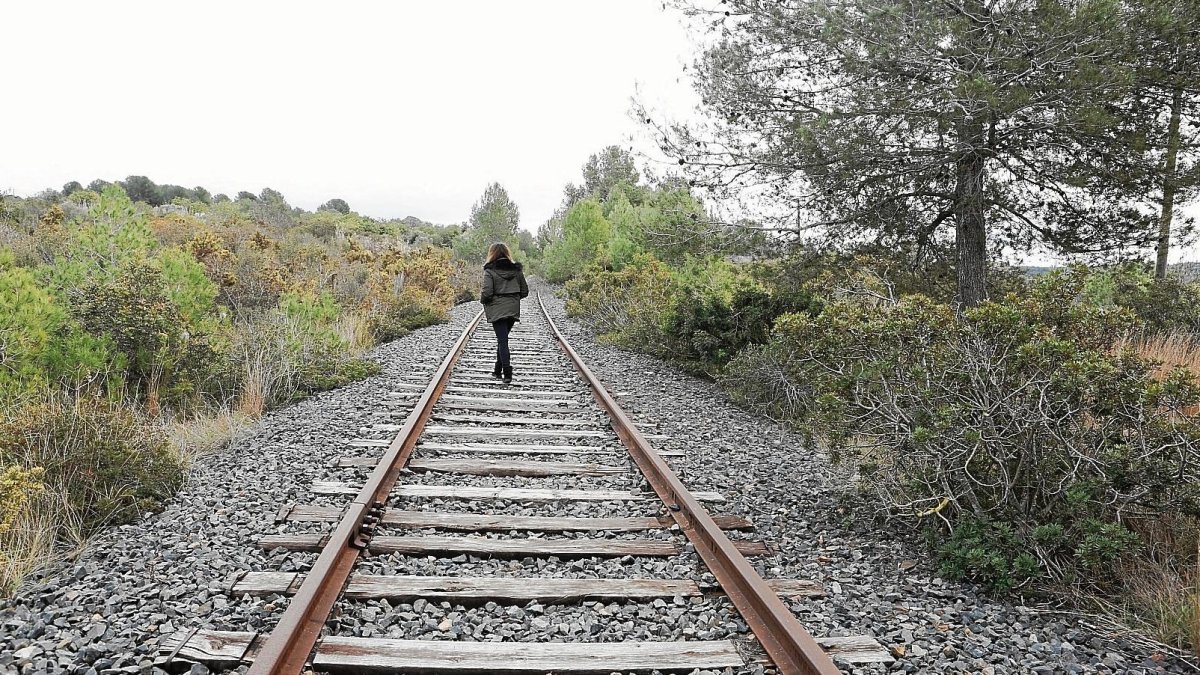 Las traviesas de la antigua vía, ahora en desuso, serán desmanteladas para reutilizarlas.