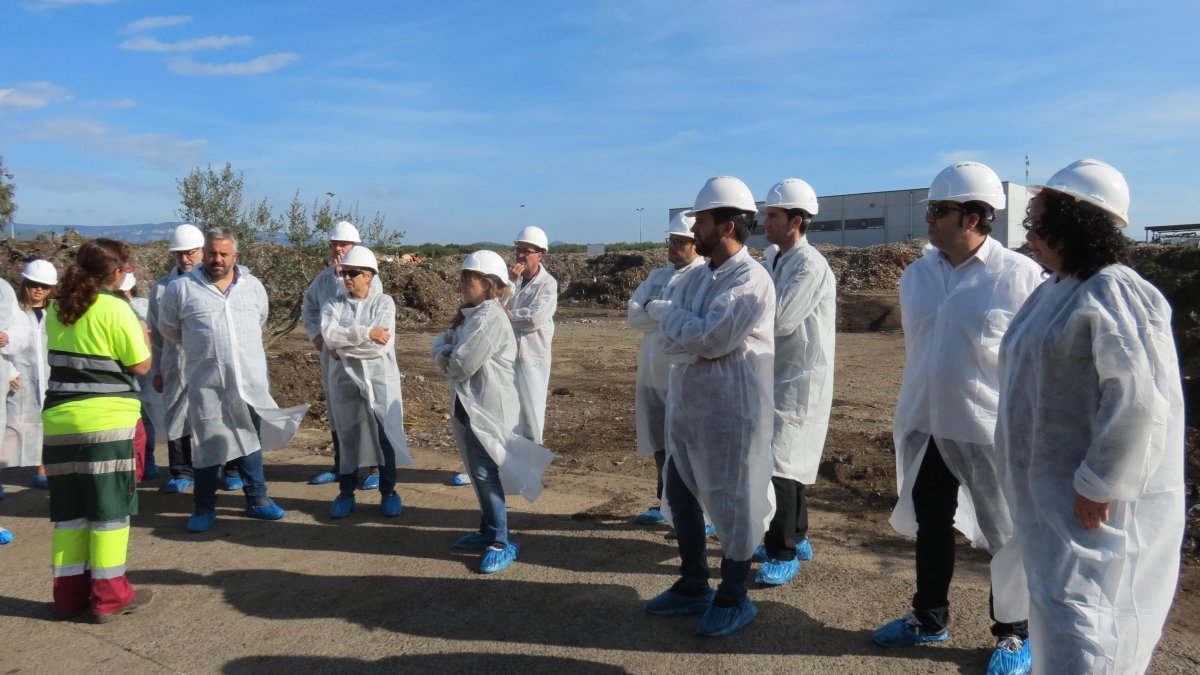 Algunos de los representantes municipales durante su visita
al Centro de Gestión de Residuos del Baix Camp.