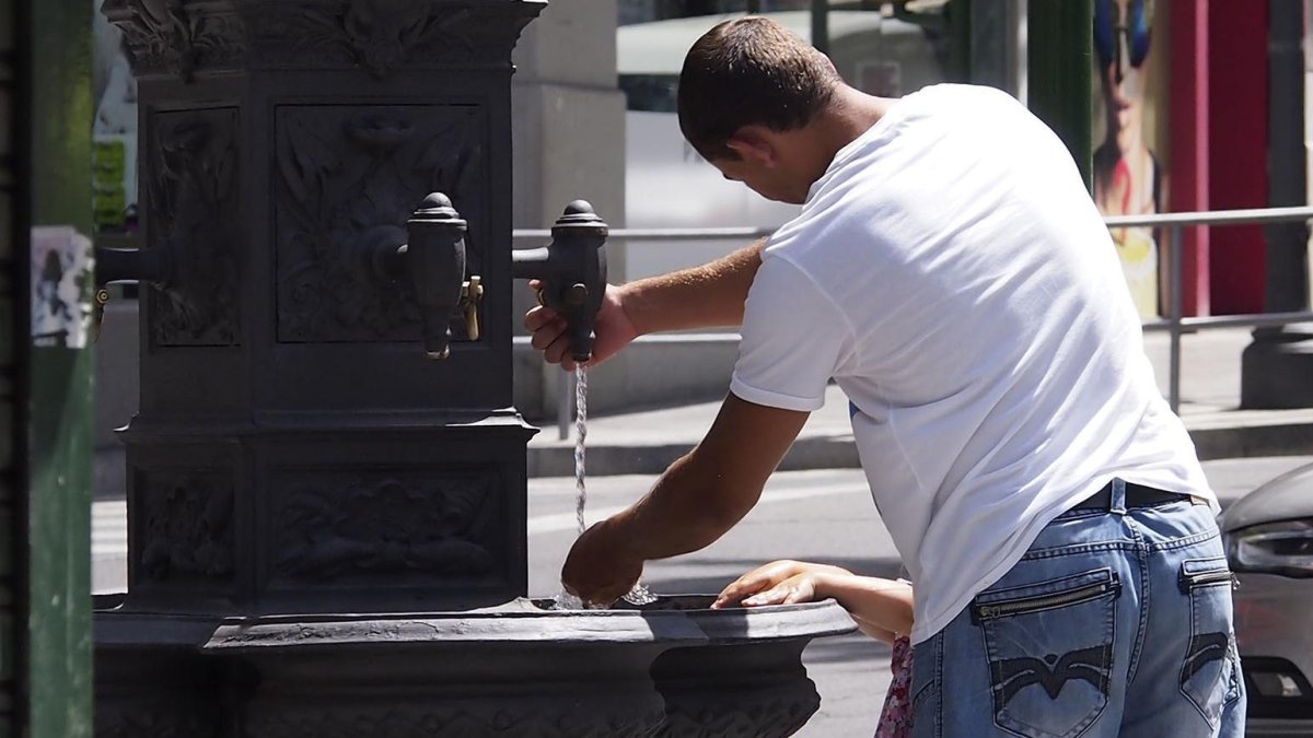 Protecció Civil aconseja a la población que beba mucha agua y se hidrate a menudo para combatir las altas temperaturas de estos días.