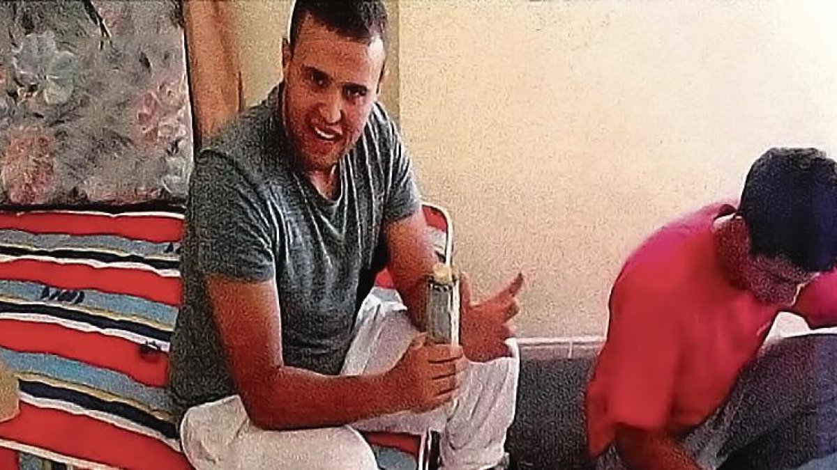 Imagen de Mohamed Hichamy preparando los atentados de Cambrils y Barcelona. DT