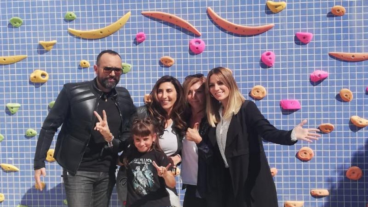 Petruska con miembros de Got Talent, junto al rocódrmo.