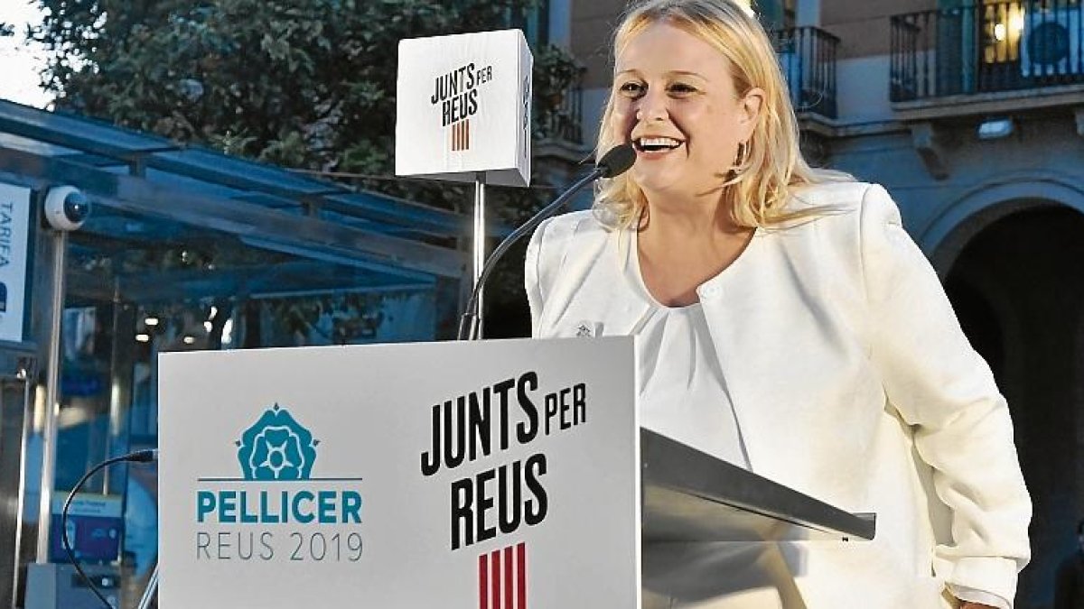 Montserrat Caelles, ayer durante el acto de Junts per Reus celebrado en la plaza Prim.