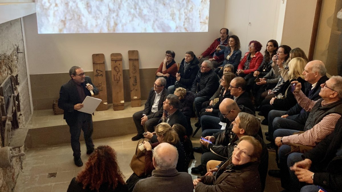 Gerard Martí, director del Museu d’Història de Cambrils, explicó los orígenes del antiguo obrador a los cambrilenses que asistieron al acto.