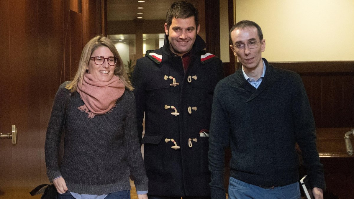 La diputada de JxCat, Elsa Artadi, acompañada de sus asesores presente hoy en los pasillos del Parlaaparecidos qment, tras los rumores que la perfilan como candidata a la presidencia de la Generalitat. EFE/Marta Pérez