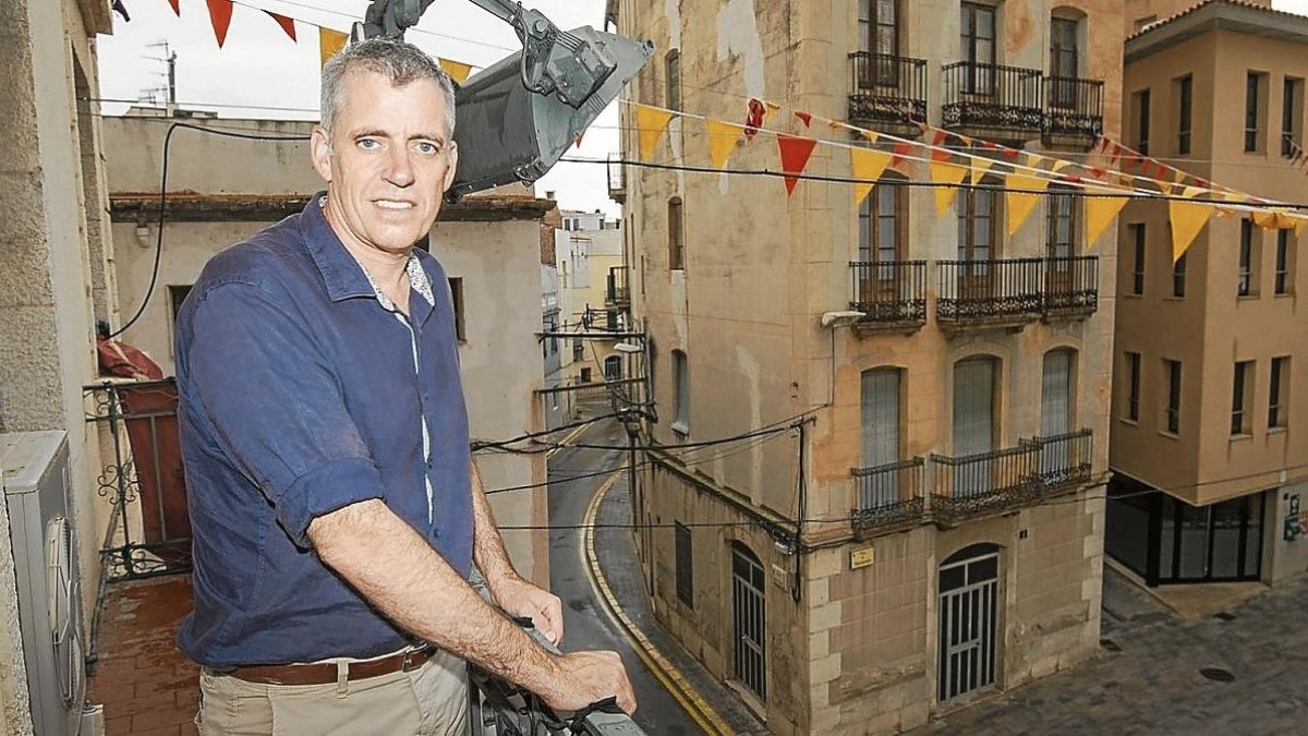 L’alcalde d’Amposta, Adam Tomàs, al balcó de l’ajuntament.