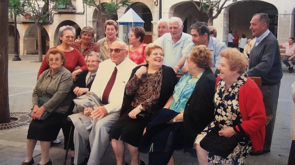 En el centro, Ben Abir, su esposa y vecinos de Falset en una visita.