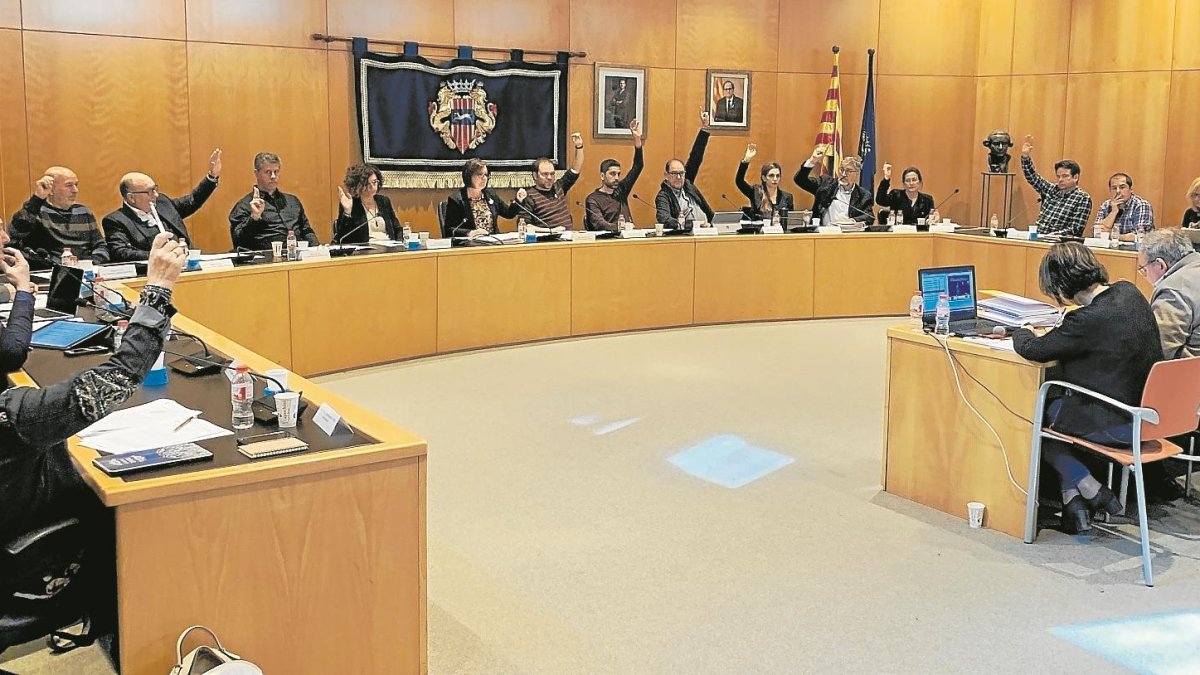 Momento en que el equipo de gobierno y los concejales de la oposición votaron el nombramiento del director de la radio.