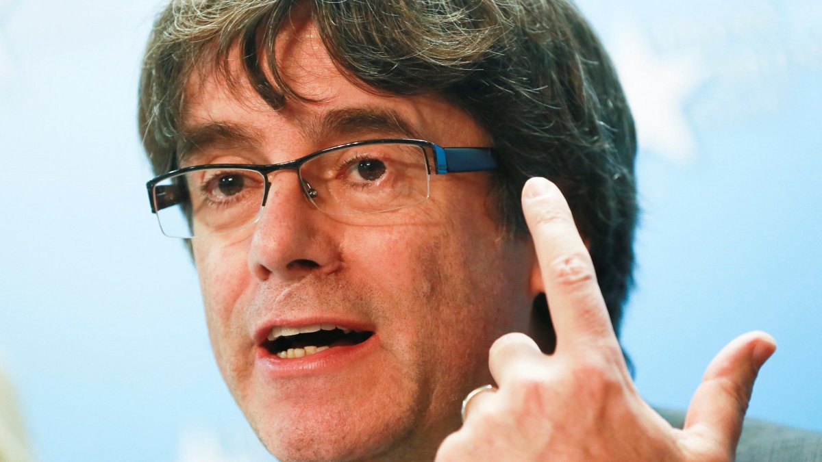 El expresidente de la Generalitat de Cataluña Carles Puigdemont interviene durante la rueda de prensa que ofreció en el club de la prensa de Bruselas.