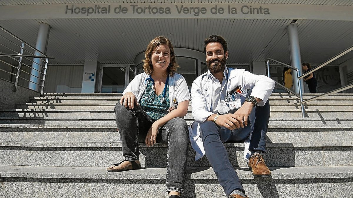 Laia Ferrer, resident de pediatria, i Mariano de la Torre, resident de medicina familiar i comunitària, a les portes de l’hospital tortosí.
