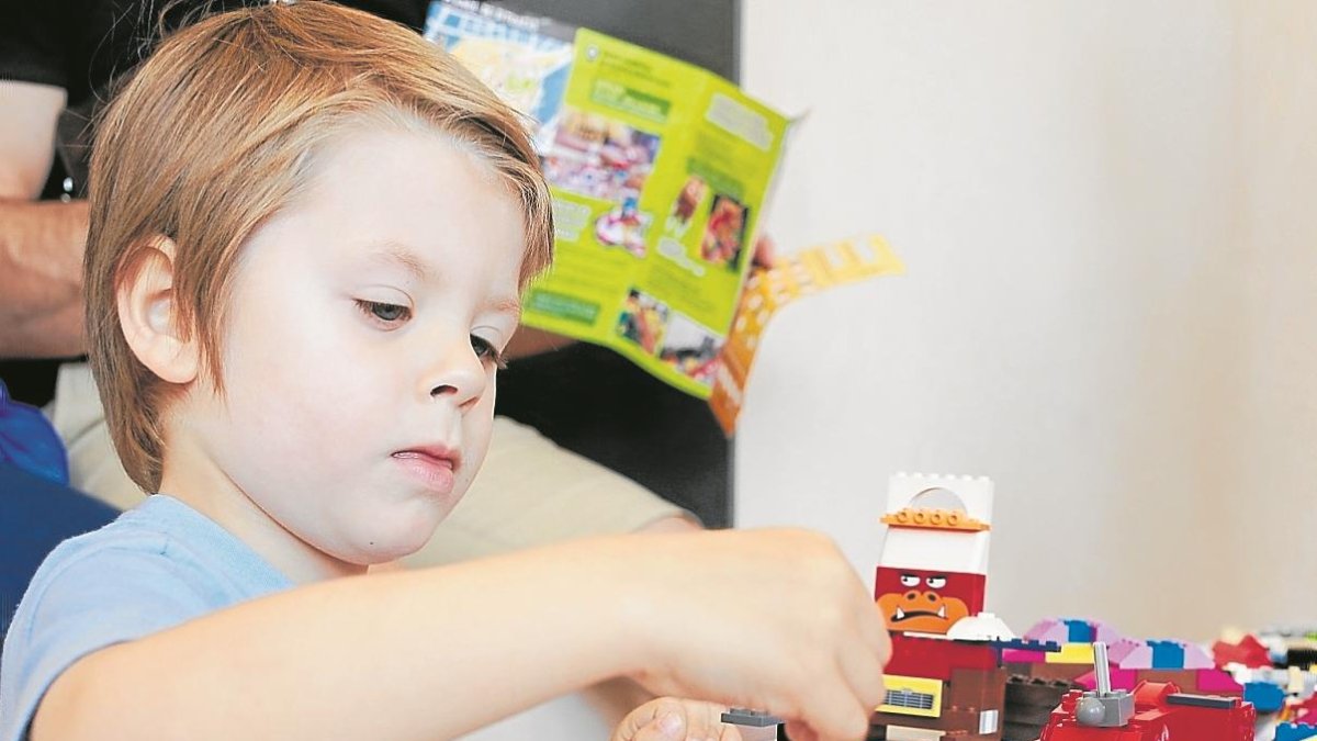 Imatge d’un infant en un taller de creativitat de Lego, ahir a Montblanc.