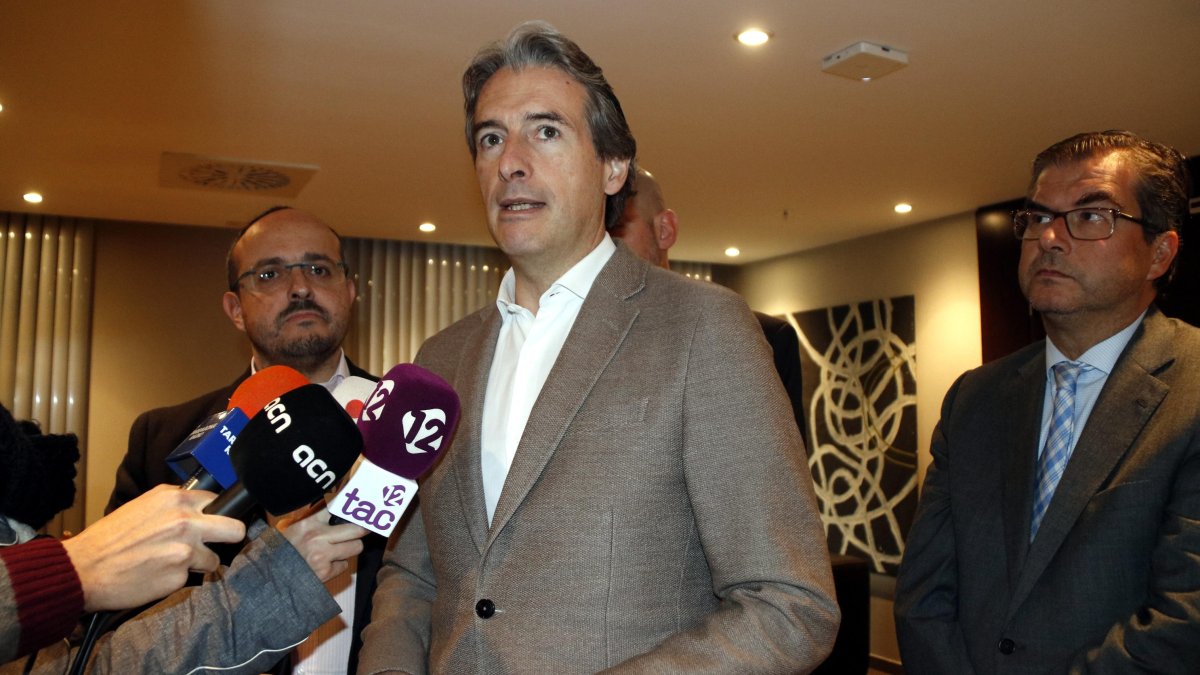 Pla mig del ministre de Foment, Íñigo de la Serna, atenent els mitjans a Tarragona al costat del cap de llista del PP a les eleccions del 21-D per la demarcació, Alejandro Fernández.