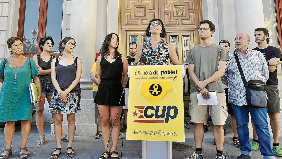 Imatge de la roda de premsa de la CUP d’ahir a les portes de l’Ajuntament.
