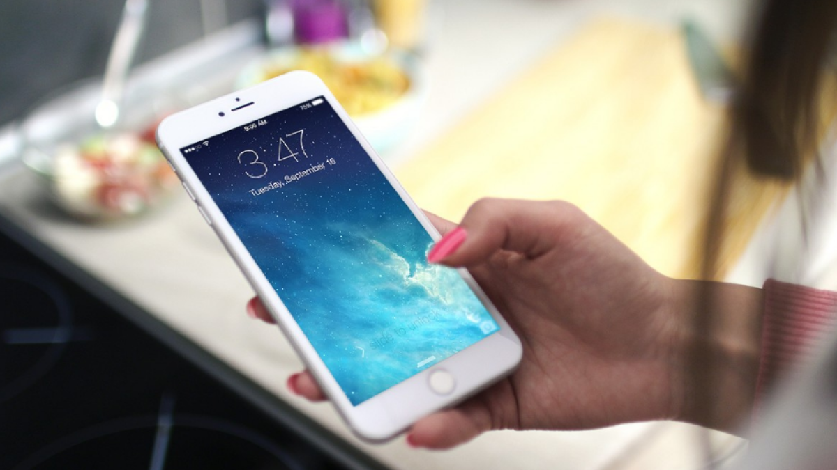 Imatge d'arxiu d'una persona fent servir el telèfon mòbil. Cedida