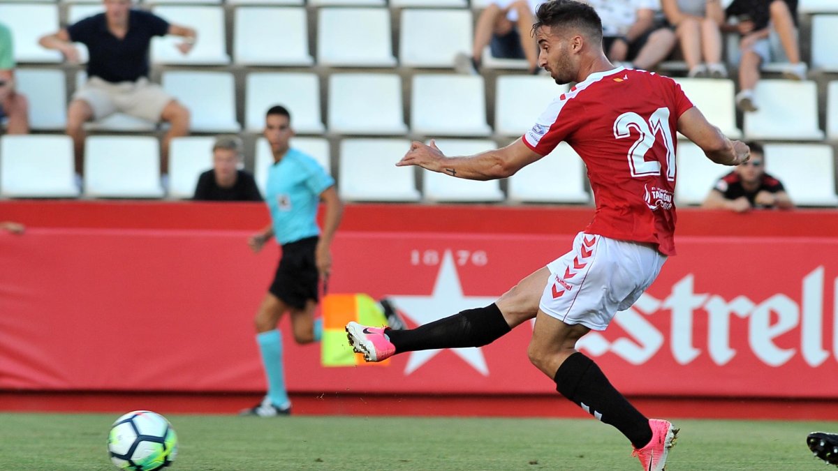 Omar Perdomo dispara a portería en el encuentro ante el Albacete.