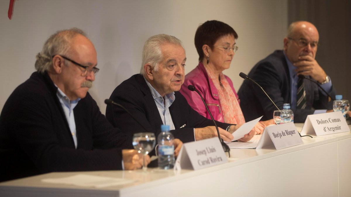 Los exconsellers Josep Lluis Carod Rovira (i) y Antoni Castells (d) junto al historiador Borja de Riquer (2i), y la exdiputada Dolors Comas d'Argemir.