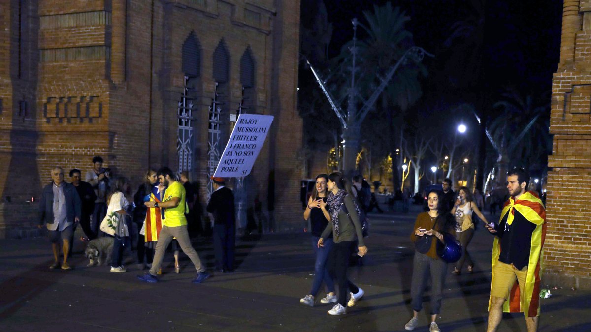 Els assistents a la concentració marxen després d'escoltar a Carles Puigdemont.