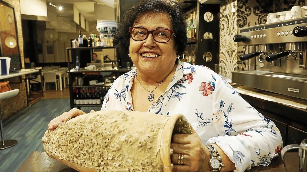 La Carme Torné, amb una antiga popera a les mans, relata els orígens del Barquet.