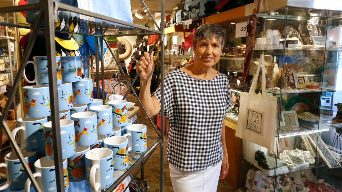Assumpció Claramunt ha estado 34 años al frente de la tienda de Governador González.