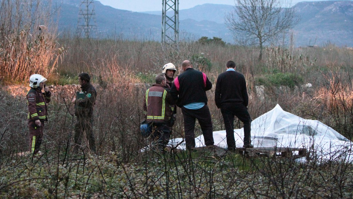 Bombers i tècnics de l'empresa treballant per aturar la fuita el dia dels fets.
