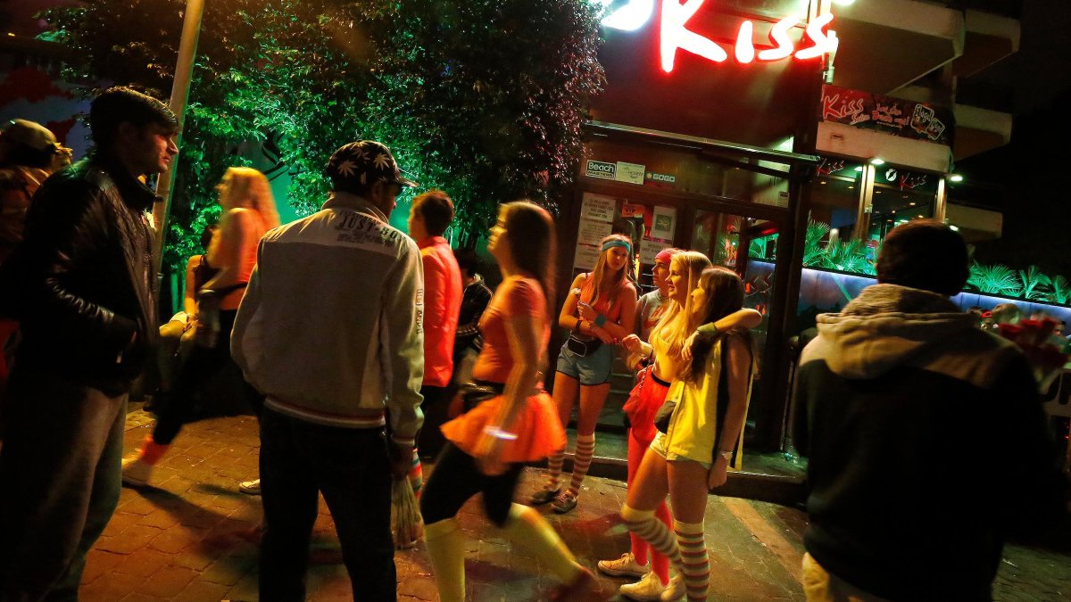Un grupo de chicas, en la puerta de una discoteca en Salou.
