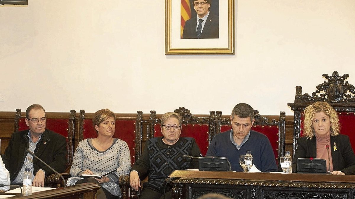 En la sessió plenària d’ahir va prendre possessió el nou regidor del PDeCAT i de l‘equip de govern, Josep Cugat, a l’esquerra.