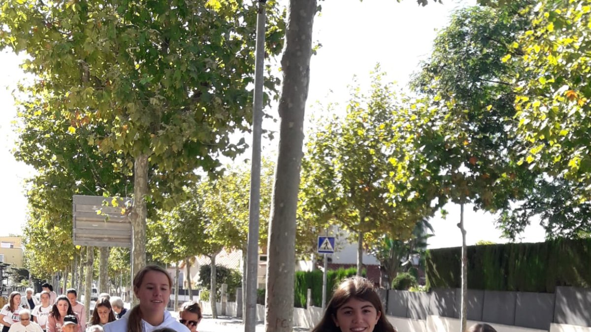 Alumnos acompañan a abuelos de la residencia el pasado curso.