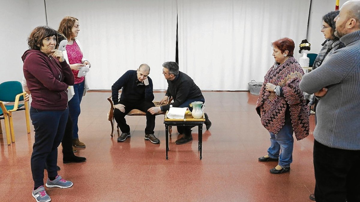 Los integrantes del Grup Escènic Atenea ultiman los ensayos de ‘El eunuco de Tarraco, la bella’.