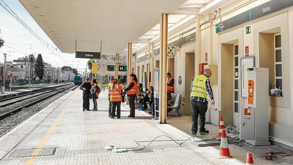 Este lunes los técnicos instalaban las máquinas de validación de billetes y abonos.