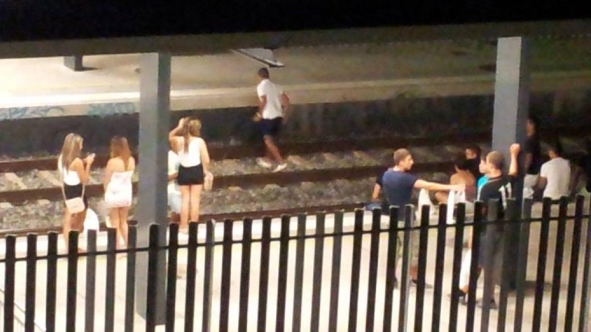 Botellón en una estación de tren.