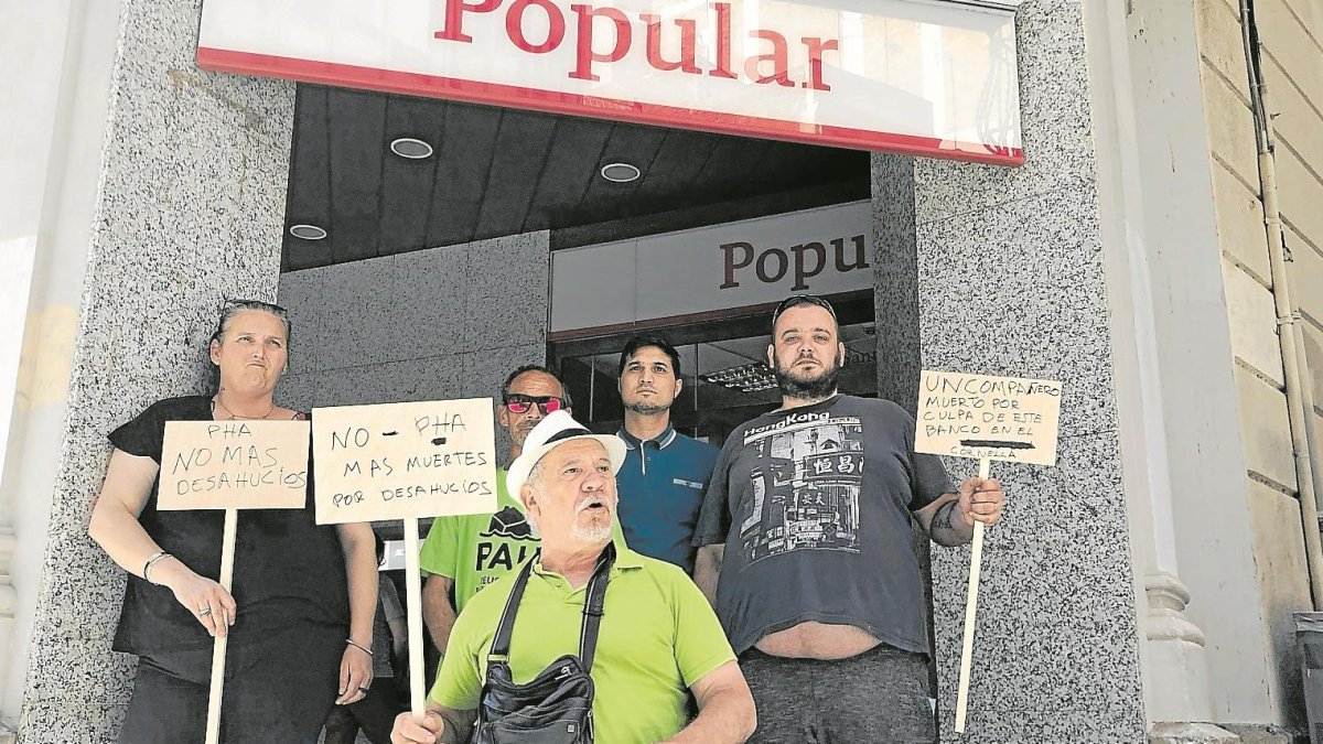 Una protesta de activistas de la PAH delante de la oficina del Banco Popular en la calle Llovera de Reus.