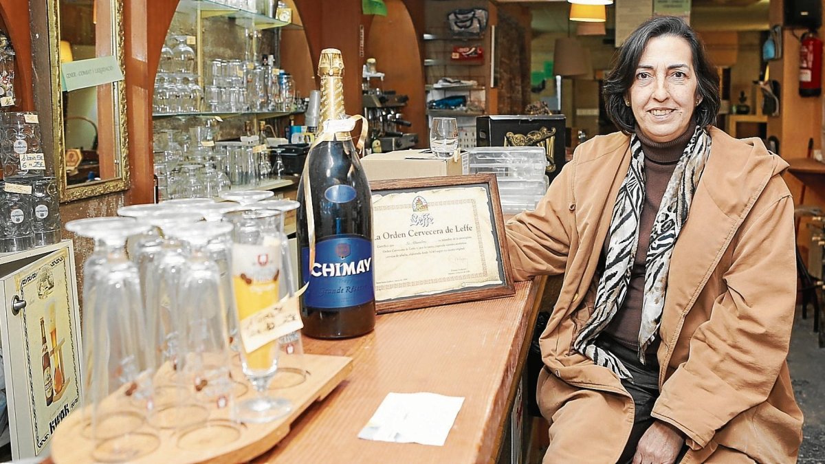 Isabel sentada a la barra de su cervecería. En el local se celebraron concursos de poesía y cine fórums.
