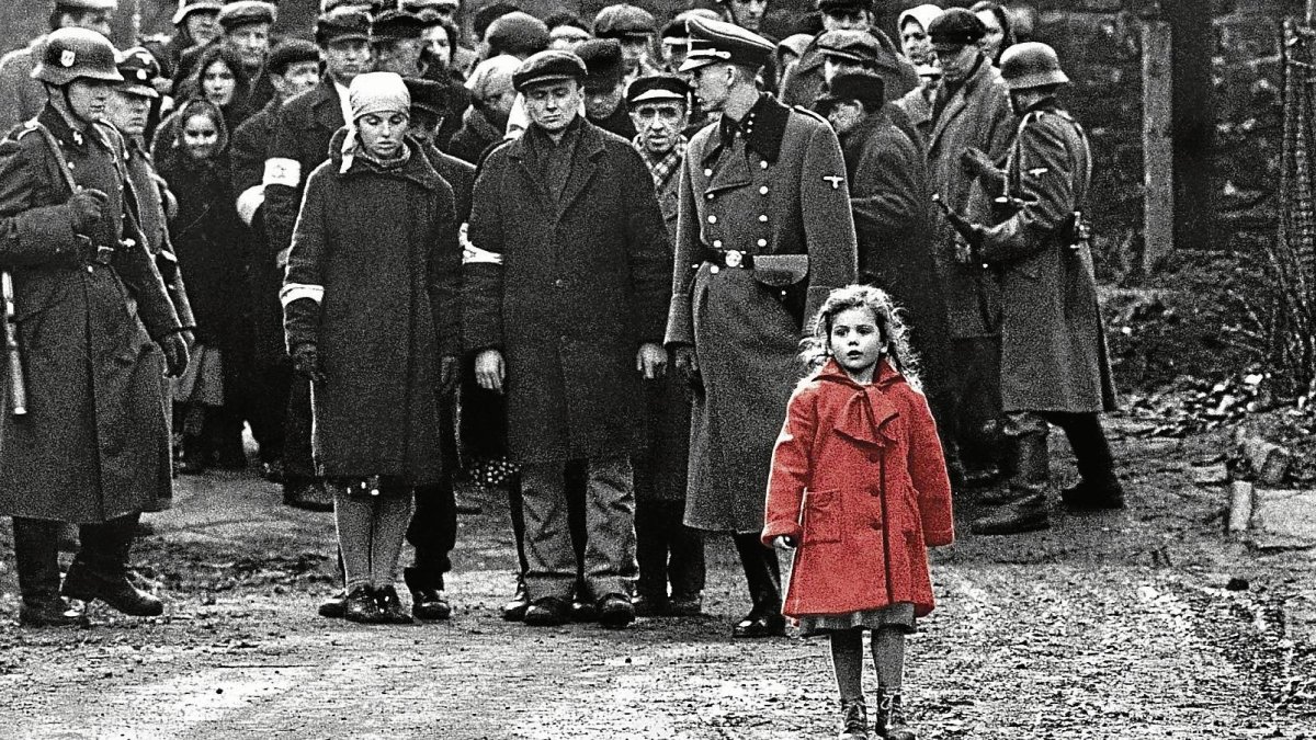 Rodada en un inmutable blanco y negro, la película sólo ofrece en color la imagen icónica del ‘la niña del abrigo rojo’.