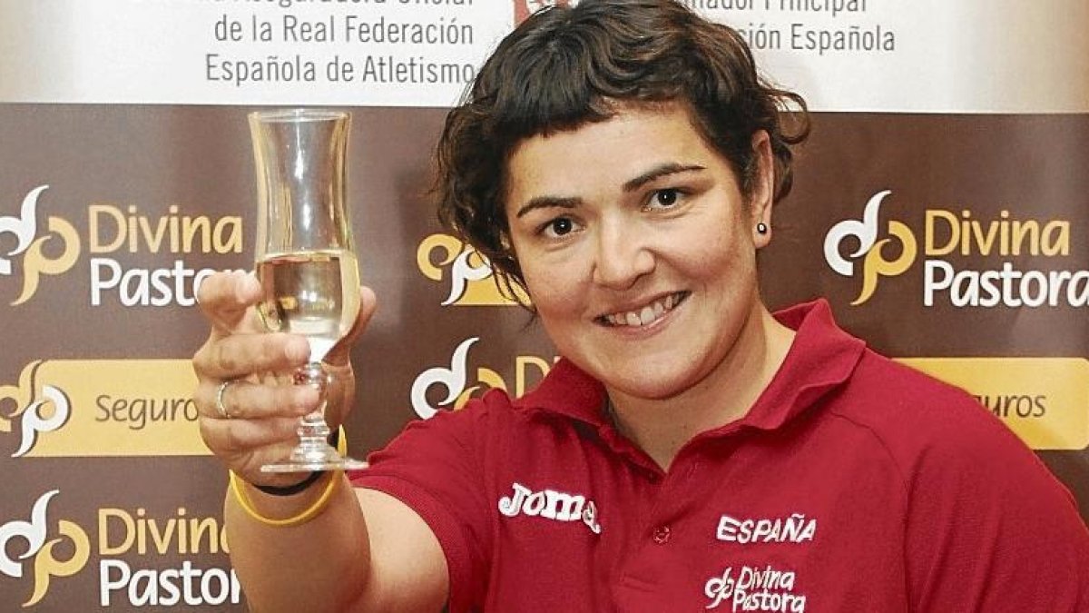 Irache Quintanal, brindando, en una de sus últimas presencias con la selección española.