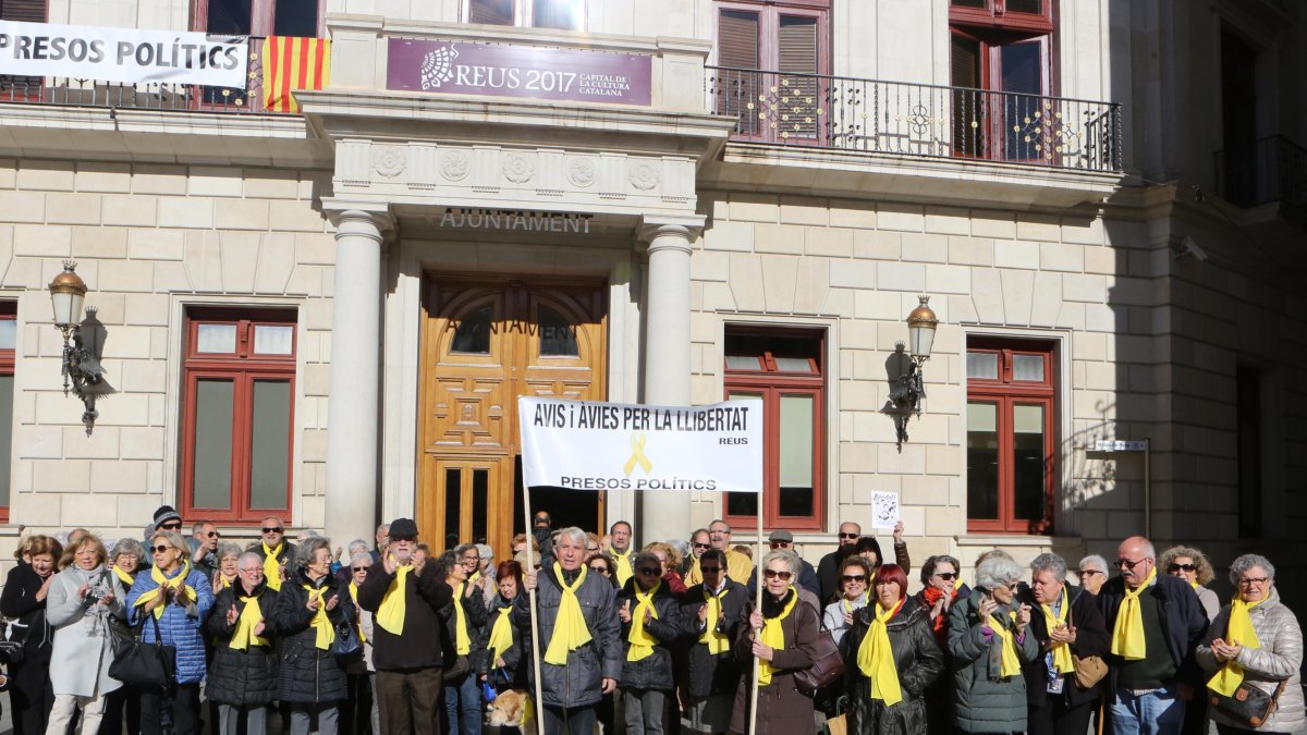 Imatge del grup d'avis i àvies, davant de la porta de l'Ajuntament de Reus aquest dimarts.