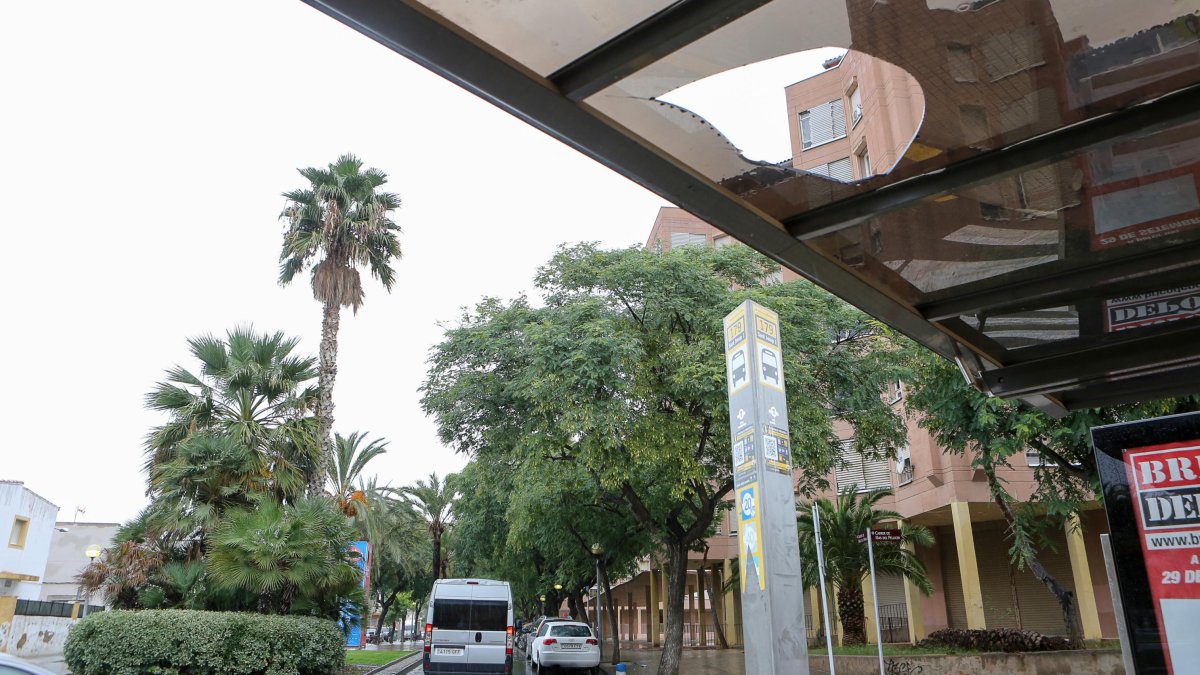 Imagen del techo de la marquesina de una parada de autobús de Mas Pellicer roto, el último acto vandálico en este barrio.