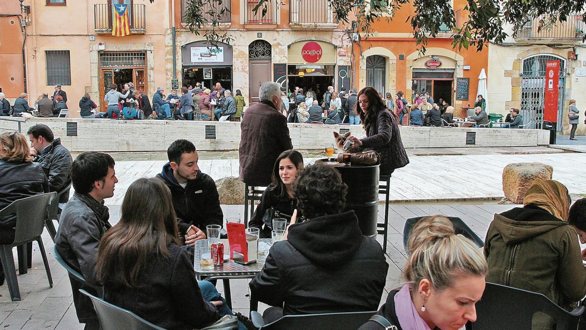 Imagen de archivo de las terrazas de la Plaça del Fòrum.