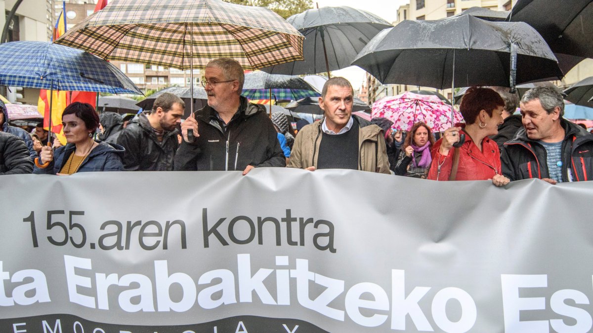 Arnaldo Otegi (4d), dirigente de EH Bildu y Adolfo Txiki Muñoz (3i), secretario general del sindicato ELA , durante la manifestación convocada por EH Bildu, los sindicatos nacionalistas y Gure Esku Dago contra la aplicación del artículo 155 en Cataluña, con el lema 
